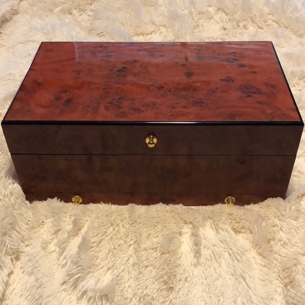 Jewelry box